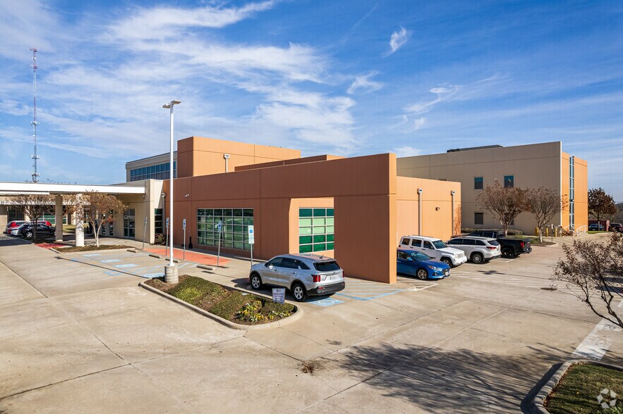2809 Mayhill Rd, Denton, TX à louer - Photo de l’immeuble – Image 1 sur 5