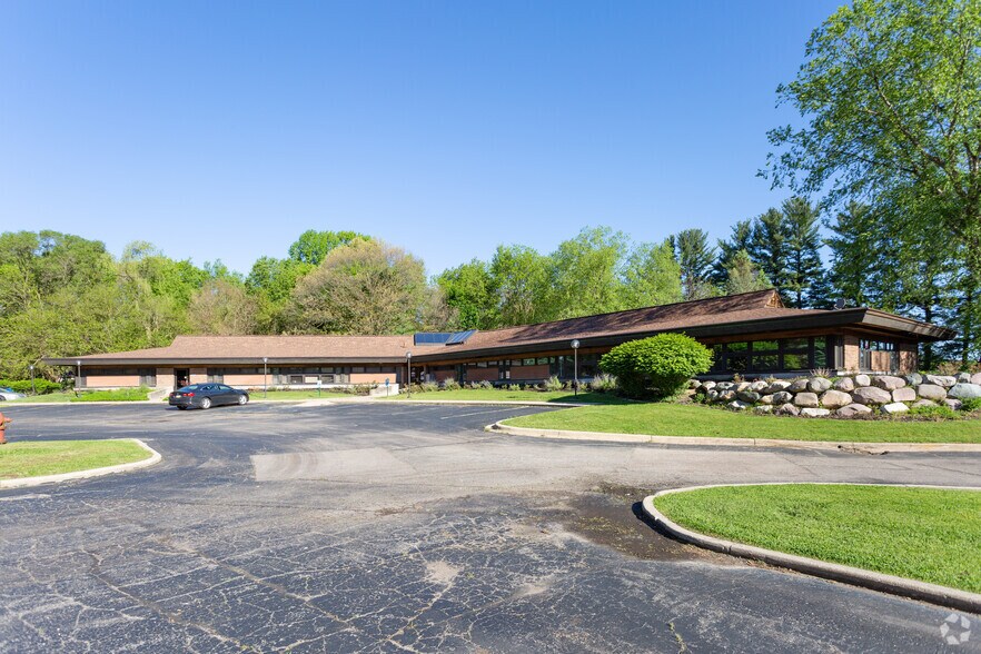 300 Country Pine Ln, Battle Creek, MI à louer - Photo principale – Image 1 sur 29