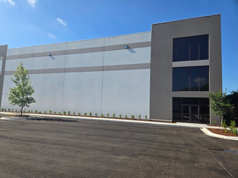 1592 Vantage Way, Jacksonville, FL à louer - Photo de l’immeuble – Image 3 sur 7