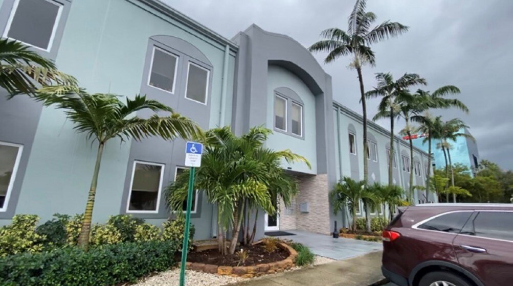 6030 Hollywood Blvd, Pembroke Pines, FL à louer Photo principale– Image 1 sur 11