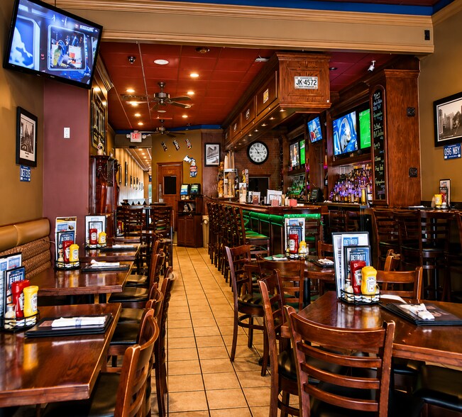 TWO DOWNTOWN LAPEER RESTAURANTS portefeuille de 2 biens à vendre sur LoopNet.fr - Photo de l’immeuble – Image 3 sur 9