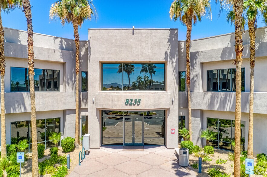 8235 S Eastern Ave, Las Vegas, NV à louer - Photo de l’immeuble – Image 2 sur 16