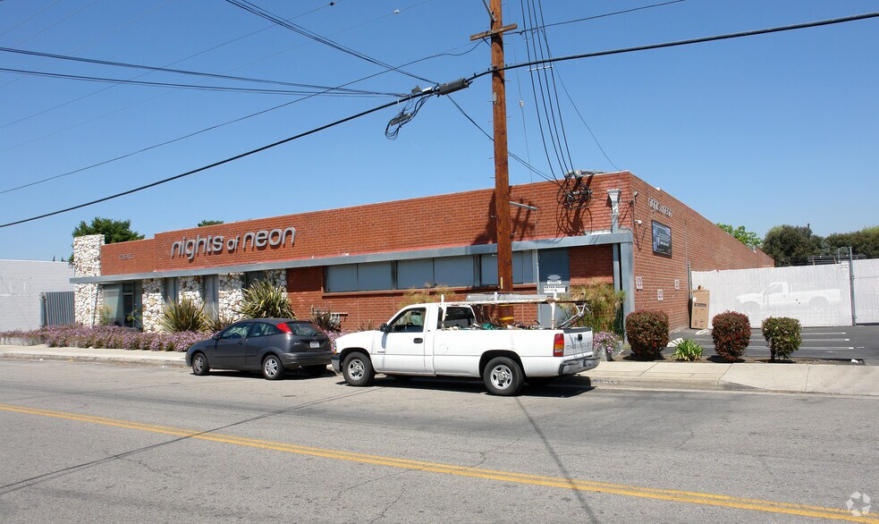 13817 Saticoy St, Van Nuys, CA à louer - Photo de l’immeuble – Image 3 sur 6