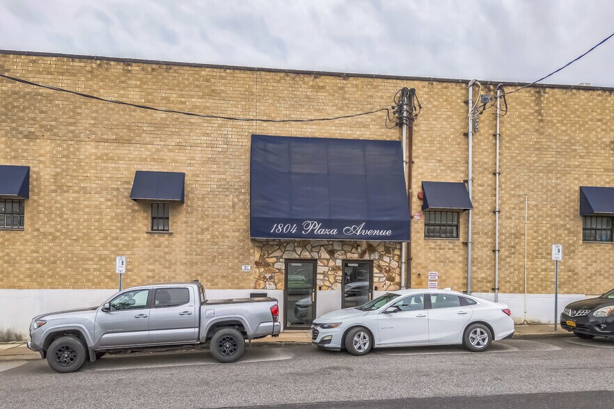1804 Plaza Ave, New Hyde Park, NY à louer - Photo de l’immeuble – Image 3 sur 13