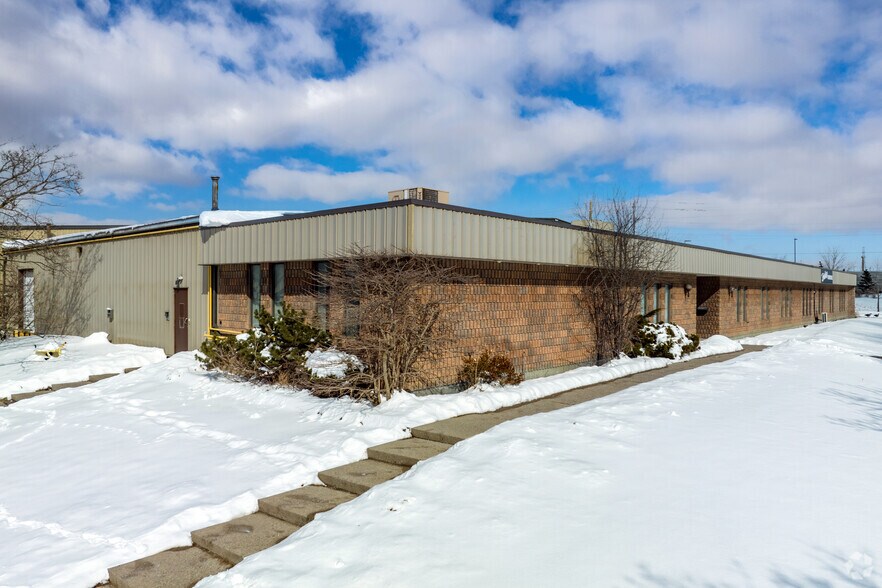 153 Crown Ct, Whitby, ON à louer - Photo principale – Image 1 sur 5