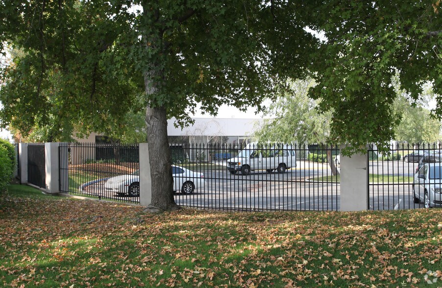 3101 Pegasus Dr, Bakersfield, CA à louer - Photo de l’immeuble – Image 2 sur 5