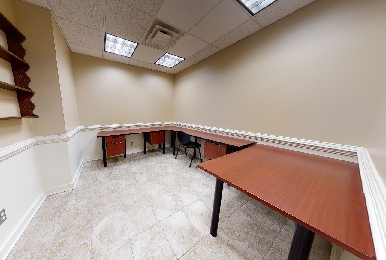 5101 River Rd, Bethesda, MD 20816 - Lot C-105 -  - Photo intérieure - Image 1 of 8