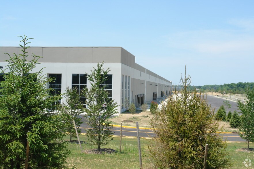 201 Middlesex Center Blvd, Monroe Township, NJ à louer - Photo de l’immeuble – Image 3 sur 6