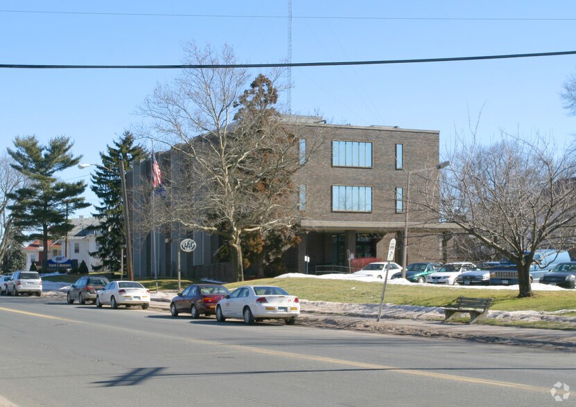 815 Farmington Ave, West Hartford, CT à vendre - Photo de l’immeuble – Image 3 sur 4