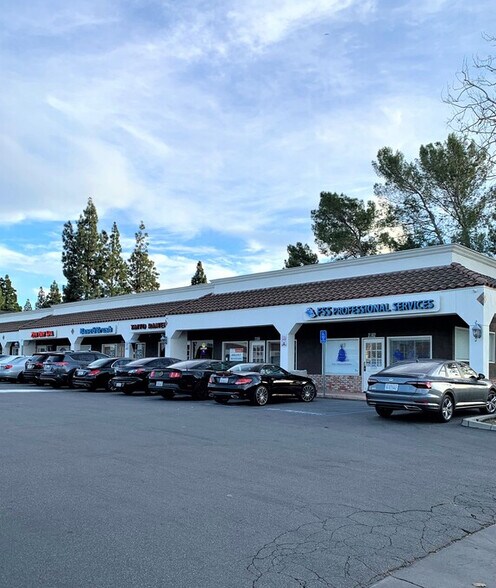 2346 E Thousand Oaks Blvd, Thousand Oaks, CA à louer - Photo de l’immeuble – Image 2 sur 10