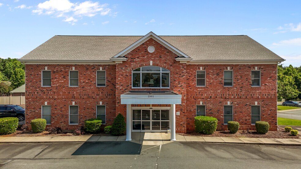 2961 Crouse Ln, Burlington, NC à vendre - Photo de l’immeuble – Image 1 sur 52