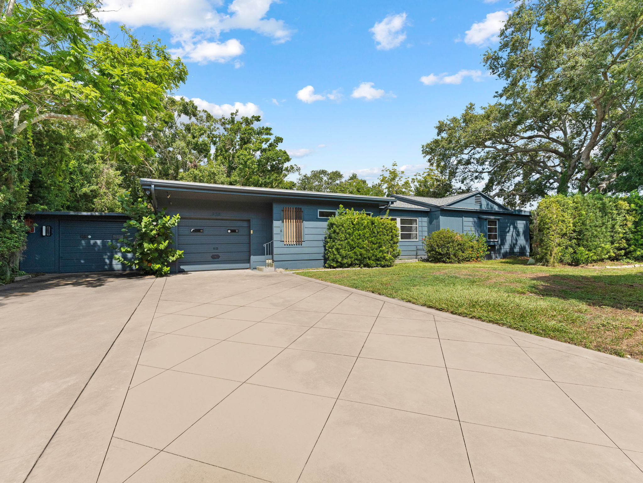 200 66th St N, Saint Petersburg, FL à vendre Photo principale– Image 1 sur 57