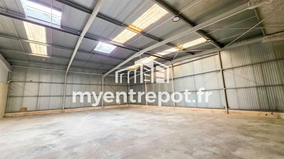 Local d’activités dans Roquefort-la-Bédoule à louer - Photo de l’immeuble – Image 3 sur 9