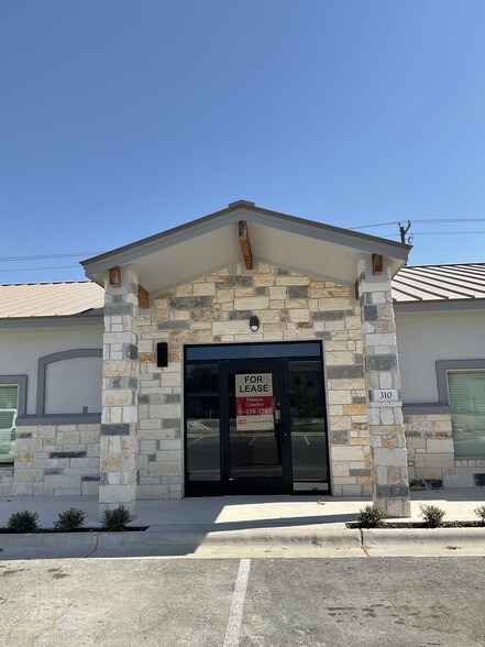 2200 N AW Grimes, Round Rock, TX à louer - Photo de l’immeuble – Image 3 sur 8