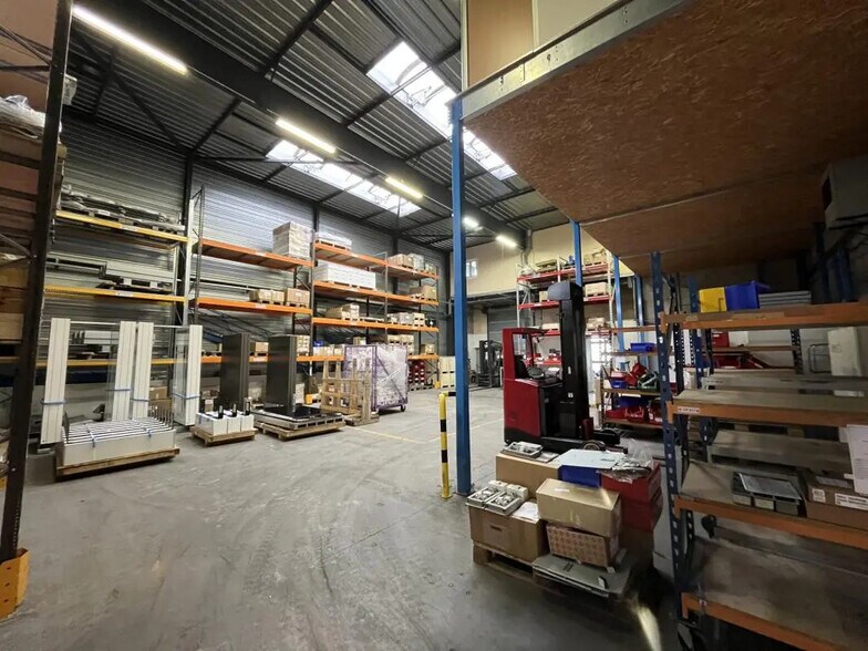 Industriel/Logistique dans Élancourt à louer - Photo de l’immeuble – Image 3 sur 24