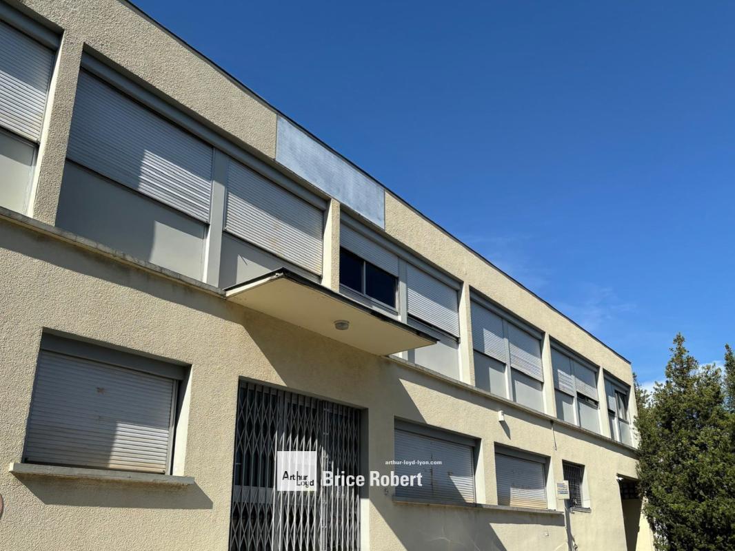 Local d'activités dans Decines Charpieu à vendre Photo de l’immeuble– Image 1 sur 7
