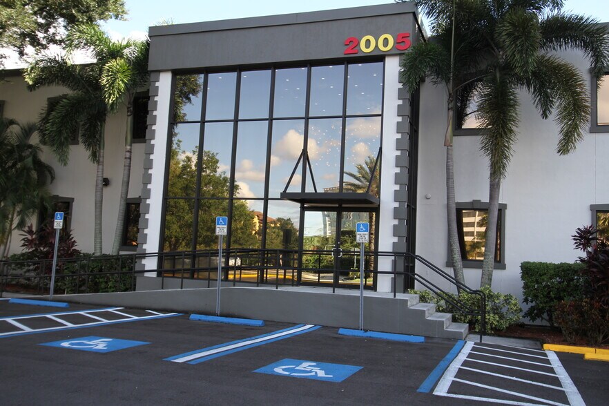 2005 Pan Am Cir, Tampa, FL à louer - Photo de l’immeuble – Image 1 sur 6