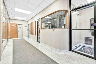 98-20 Metropolitan Ave, Forest Hills, NY à louer Photo intérieure– Image 2 sur 16