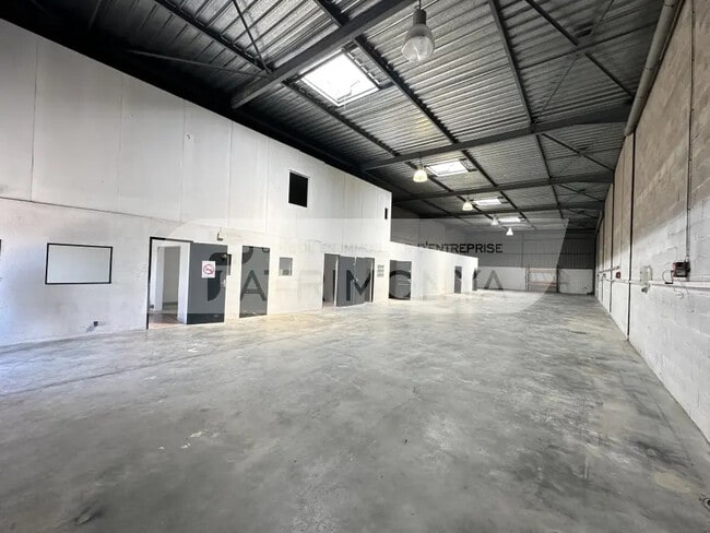 Plus de détails pour Local d'activités à louer