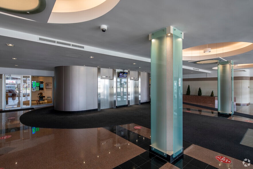 1940 Eglinton Ave E, Toronto, ON à louer - Hall d’entrée – Image 3 sur 8