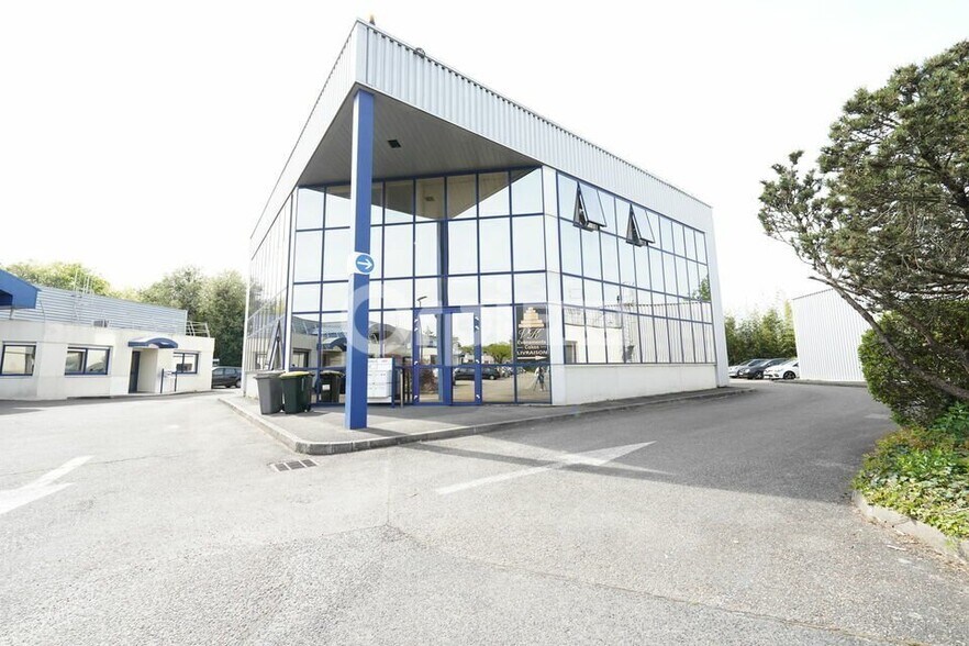 Bureau dans Saint-Genis-Laval à louer - Photo de l’immeuble – Image 2 sur 6