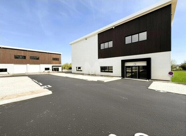 Plus de détails pour Local d’activités à vendre