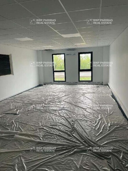 Local d'activités dans Bourgoin-Jallieu à vendre - Photo de l’immeuble – Image 3 sur 13