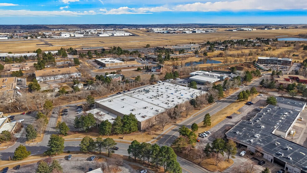 82 Inverness Dr E, Englewood, CO à vendre - Photo de l’immeuble – Image 2 sur 7