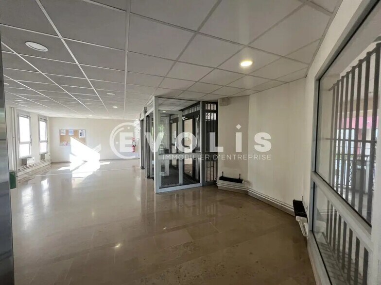 Bureau dans Noisy-le-Grand à louer - Photo de l’immeuble – Image 3 sur 12