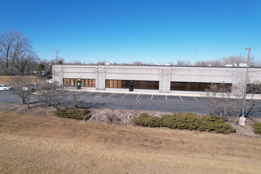 16500-16540 W Rogers Dr, New Berlin, WI à vendre - Photo de l’immeuble – Image 1 sur 1