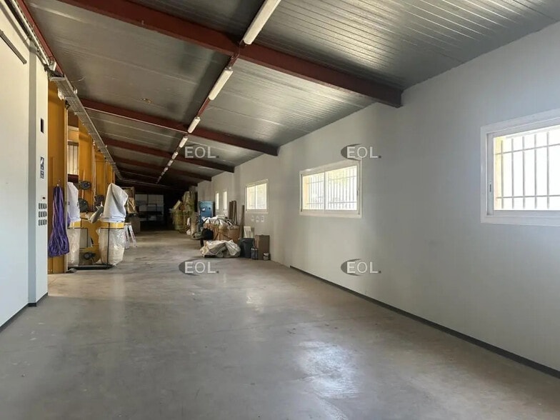 Local d’activités dans Miramas à louer - Photo de l’immeuble – Image 3 sur 5