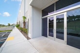 12200 NW 25th St, Miami, FL à louer Photo intérieure– Image 2 sur 13