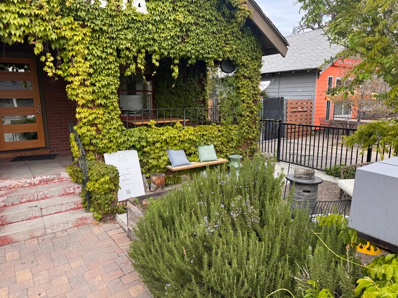 725 S Center St, Reno, NV à louer - Photo de l’immeuble – Image 3 sur 24
