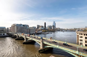 10 Queen Street Pl, Londres à louer Photo de l’immeuble– Image 2 sur 9