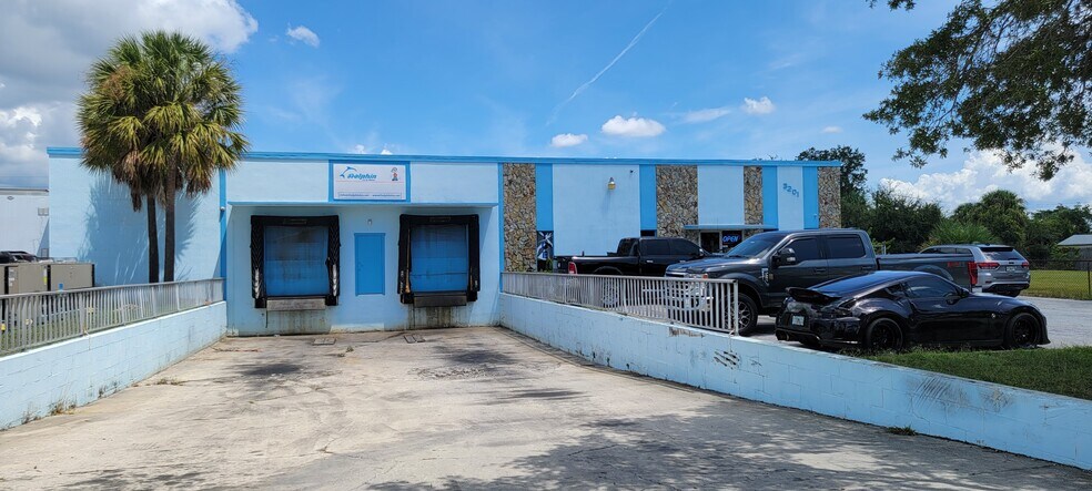 3201 44th Ave N, Saint Petersburg, FL à vendre - Photo de l’immeuble – Image 3 sur 6