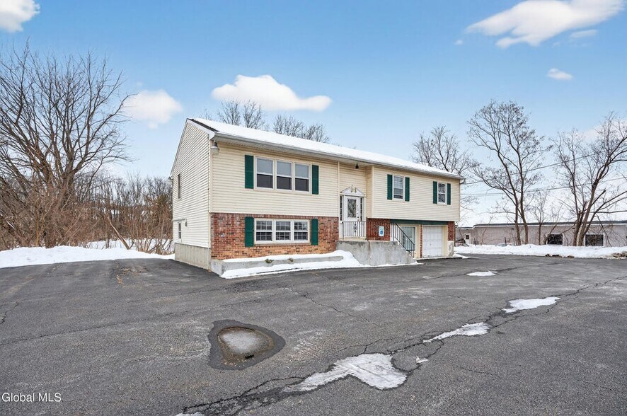 1208 Loudon Rd, Cohoes, NY à vendre - Photo principale – Image 1 sur 1