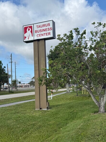 2801-2847 SE Monroe St, Stuart, FL à louer - Photo de l’immeuble – Image 3 sur 11
