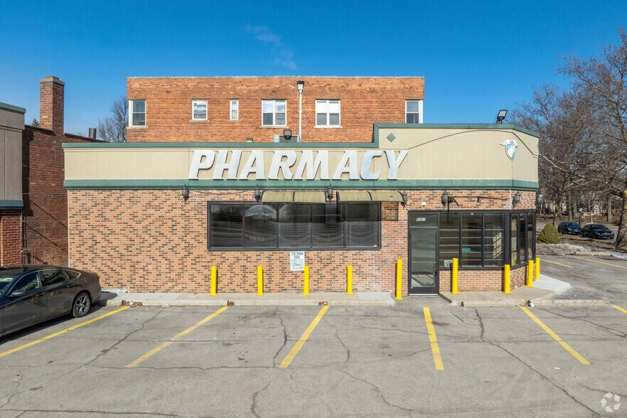 8367 E Jefferson Ave, Detroit, MI à louer - Photo de l’immeuble – Image 2 sur 8