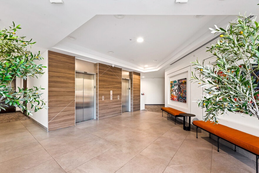 5000 N Parkway Calabasas, Calabasas, CA à louer - Hall d’entrée – Image 2 sur 21