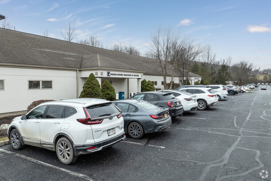 3 Coates Dr, Goshen, NY à louer - Photo de l’immeuble – Image 3 sur 8