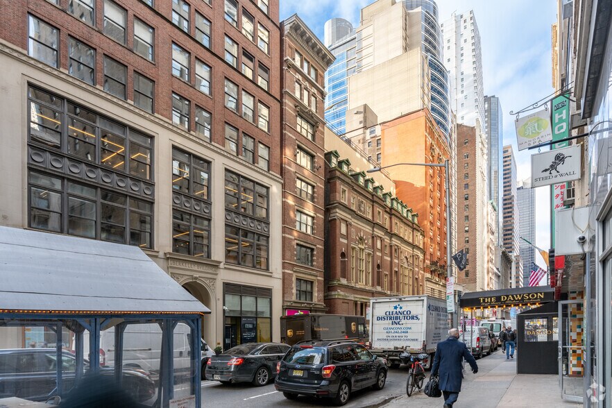 24 W 45th St, New York, NY à louer - Photo de l’immeuble – Image 2 sur 16