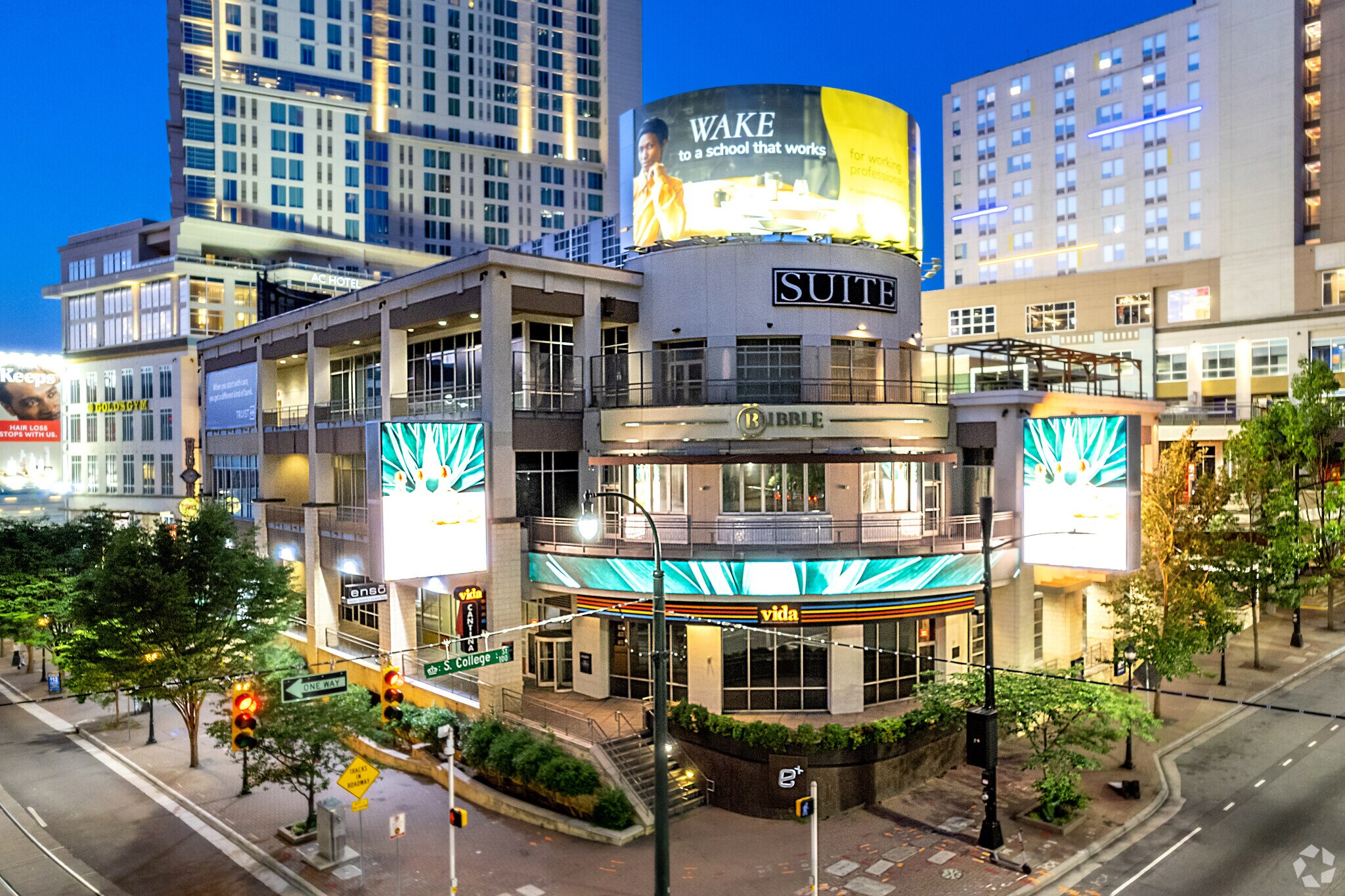 210 E Trade St, Charlotte, NC à louer Photo principale– Image 1 sur 17