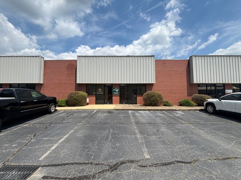 221 Cooper Ln, Easley, SC à louer - Photo de l’immeuble – Image 2 sur 8