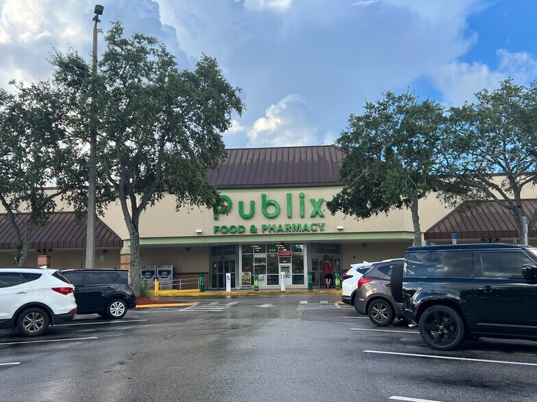 1041 W Brandon Blvd, Brandon, FL à louer - Photo de l’immeuble – Image 3 sur 6