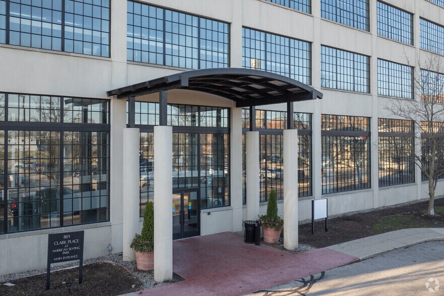 801 Broadway Ave NW, Grand Rapids, MI à louer - Photo de l’immeuble – Image 2 sur 16