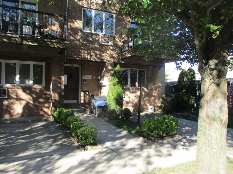 2256 Hendrickson St, Brooklyn, NY à louer - Photo de l’immeuble – Image 3 sur 11