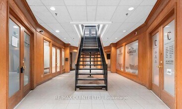 121 Dundas St, Belleville, ON à louer Photo intérieure– Image 1 sur 5