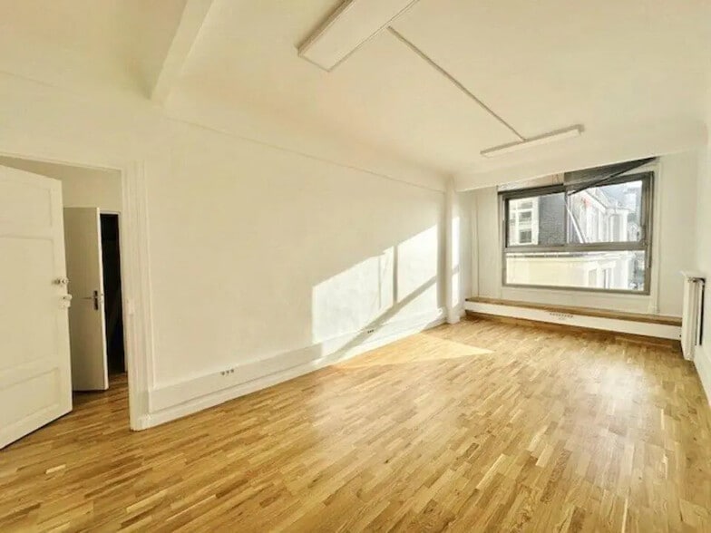 94 Rue Saint-Lazare, Paris à louer - Photo de l’immeuble – Image 3 sur 11