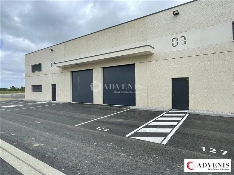 Local d’activités dans Saint-Germain-du-Puch à louer - Photo de l’immeuble – Image 1 sur 7