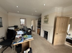 41 Portsmouth Rd, Cobham à louer Photo intérieure– Image 1 sur 5